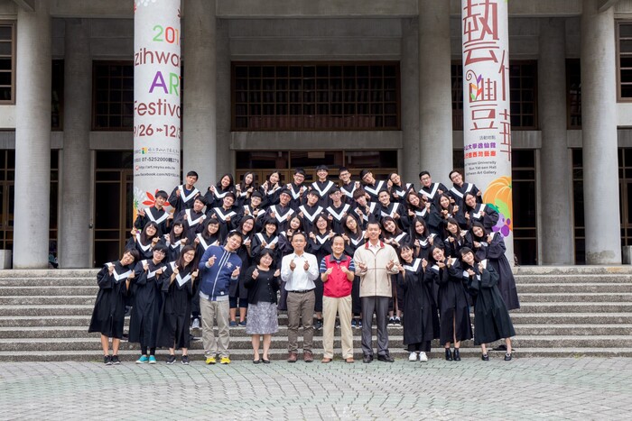 105年(104學年度)畢業生圖片